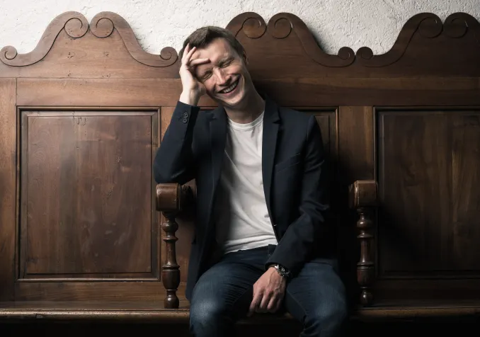 Guy-Baptiste est organiste titulaire au temple de La Tour-de-Peilz. En août, il deviendra le nouveau professeur d'orgue du Conservatoire de Lausanne. © Grégoire Fillion