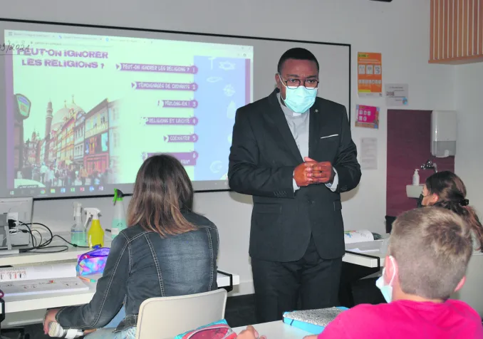 L’abbé Jean-Pierre Ndianyama Katumba demande aux élèves s’il est possible de faire abstraction des religions. © DR