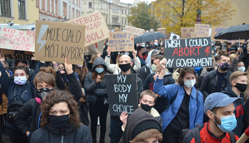 Manifestation contre l'interdiction des avortements à Krakow, Pologne, octobre 2020 Manifestation contre l'interdiction des avortements à Krakow, Pologne, octobre 2020 / ©Silar, CC BY-SA 4.0 Wikimedia Commons