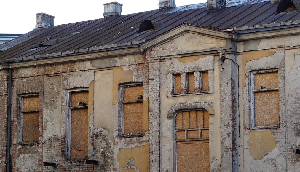 Immeuble abandonné dans l'ancien ghetto juif de Bialystok, Pologne Immeuble abandonné dans l'ancien ghetto juif de Bialystok, Pologne / ©Adam Jones from Kelowna, BC, Canada, CC BY-SA 2.0 Wikimedia Commons