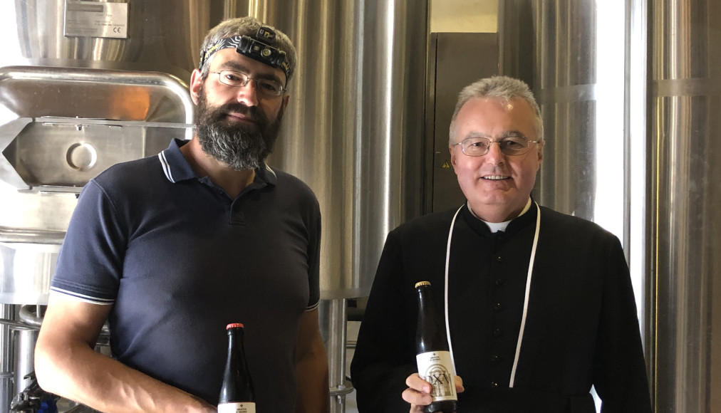 Maître-brasseur Benjamin Levaux et chanoine Olivier Roduit Maître-brasseur Benjamin Levaux et chanoine Olivier Roduit / ©Gabrielle Desarzens/RTSreligion