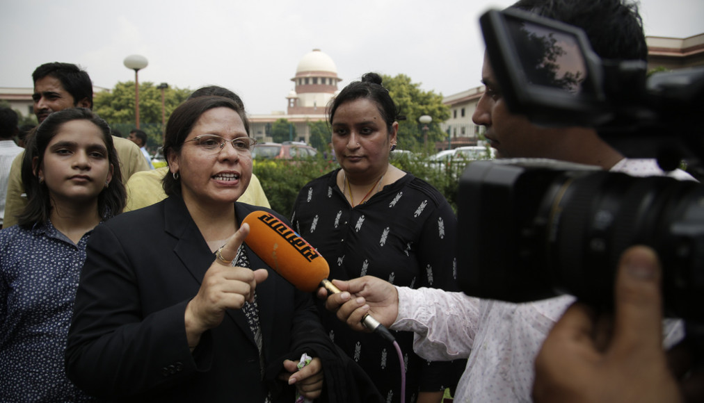 Farha Faiz, avocate à la Cour suprême indienne, s'exprime face aux médias sur la décision de supprimer la pratique du "talaq" Farha Faiz, avocate à la Cour suprême indienne, s'exprime face aux médias sur la décision de supprimer la pratique du "talaq" / © Keystone / AP / Altaf Qadri