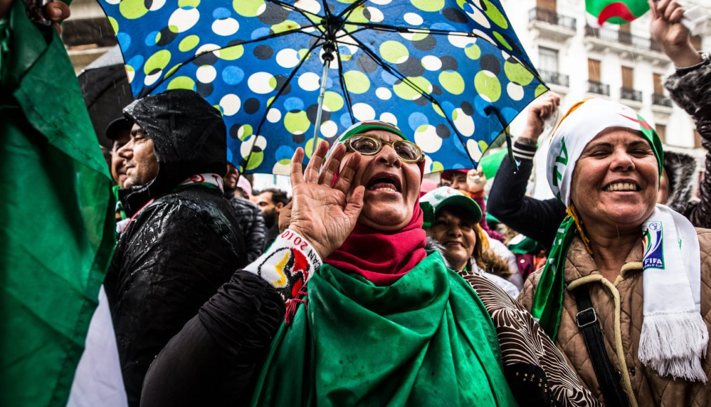 Vendredi 22 mars, les femmes sont nombreuses parmi les manifestants à Alger Vendredi 22 mars, les femmes sont nombreuses parmi les manifestants à Alger / ©KEYSTONE/MAXPPP/LE PICTORIUM/Sadak Souici