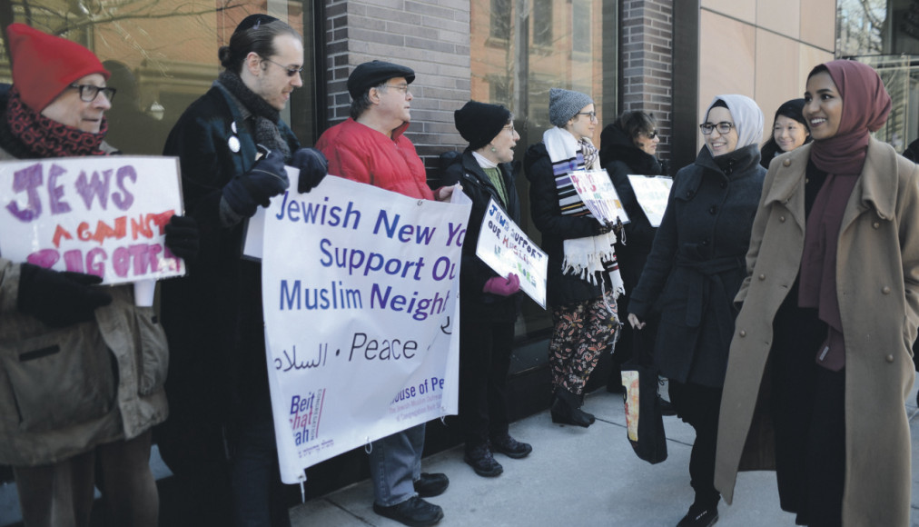 Chaque vendredi depuis l’élection de Donald Trump, les membres de CBST vont exprimer leur soutien aux musulmans d’une mosquée voisine et dénoncer l’islamophobie du président. Chaque vendredi depuis l’élection de Donald Trump, les membres de CBST vont exprimer leur soutien aux musulmans d’une mosquée voisine et dénoncer l’islamophobie du président. / © Congrégation Beit Simchat Torah