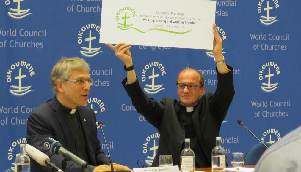 Andrzej Choromanski (à droite) et Olav Fykse Tveit présentent l’identité visuelle du pèlerinage œcuménique du pape François et du Conseil œcuménique des Églises du 21 juin 2018 à Genève. Andrzej Choromanski (à droite) et Olav Fykse Tveit présentent l’identité visuelle du pèlerinage œcuménique du pape François et du Conseil œcuménique des Églises du 21 juin 2018 à Genève. / Andrzej Choromanski (à droite) et Olav Fykse Tveit présentent l’identité visuelle du pèlerinage œcuménique du pape François et du Conseil œcuménique des Églises du 21 juin 2018 à Genève.