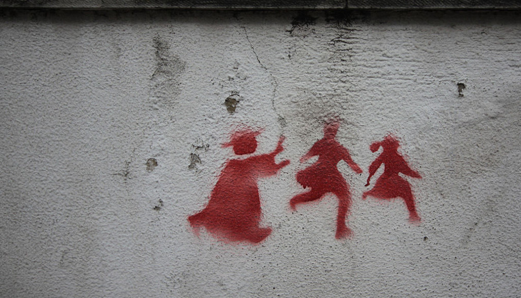 Graffiti sur un mur de Lisbonne montrant un prêtre pourchassant deux enfants. Graffiti sur un mur de Lisbonne montrant un prêtre pourchassant deux enfants. / © Wikimedia Commons/Milliped/CC-BY-3.0