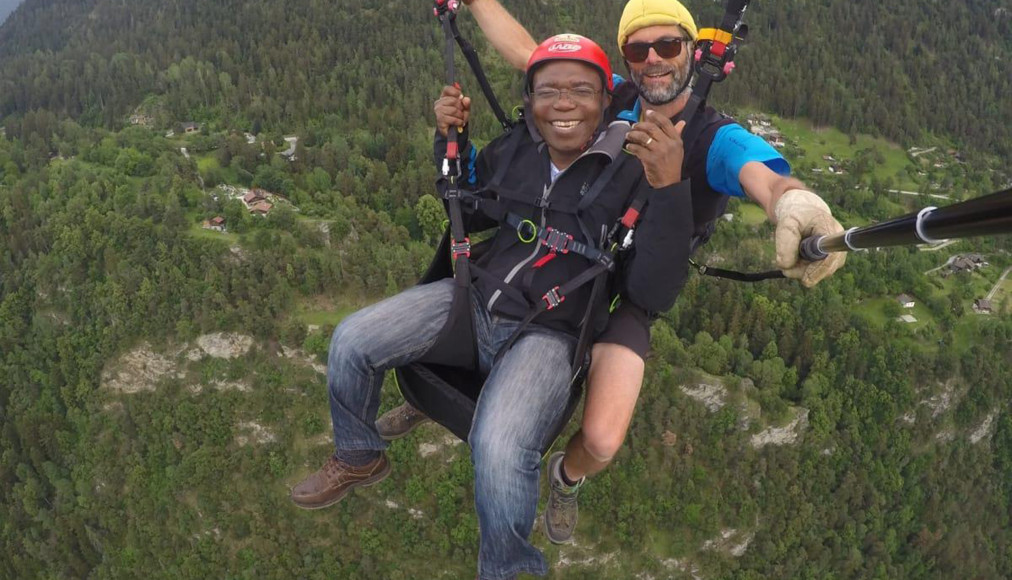Le pasteur Espoir Adadzi du Togo qui vole pour la première fois en parapente avec le Valaisan Antoine Lambert, actuellement envoyé de DM-échange et mission au Togo. Le pasteur Espoir Adadzi du Togo qui vole pour la première fois en parapente avec le Valaisan Antoine Lambert, actuellement envoyé de DM-échange et mission au Togo. / ©DM-échange et mission