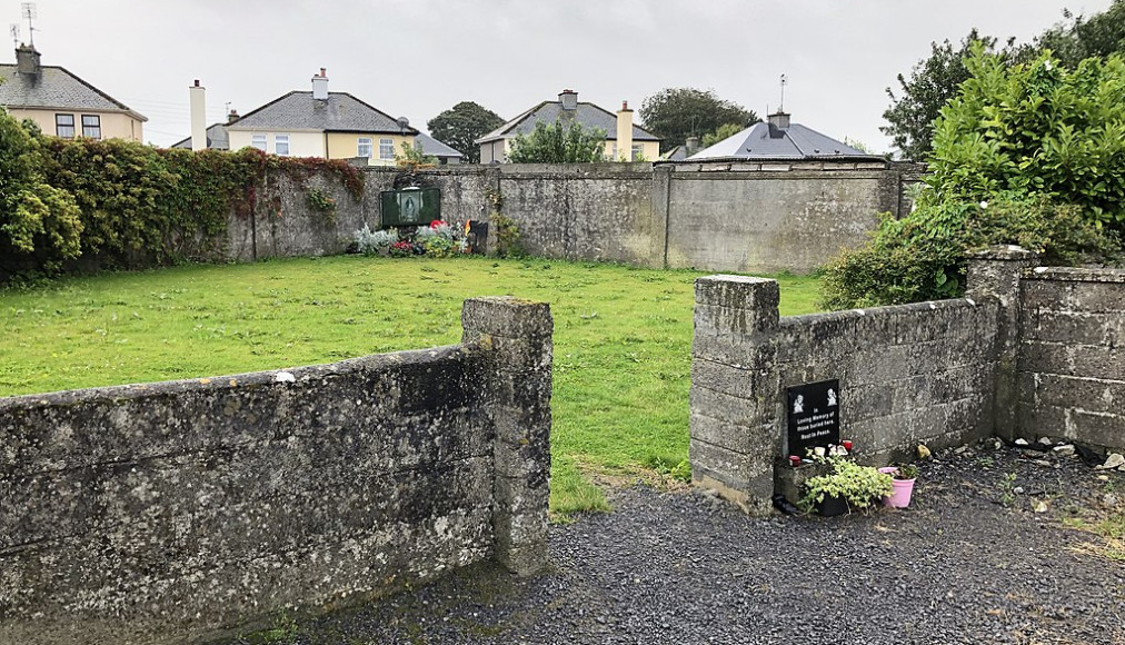 Fosse commune à la maison Bon Secours pour mères et bébés à Tuam, comté de Galway, Irlande Fosse commune à la maison Bon Secours pour mères et bébés à Tuam, comté de Galway, Irlande / ©AugusteBlanqui, CC BY-SA 4.0 via Wikimedia Commons