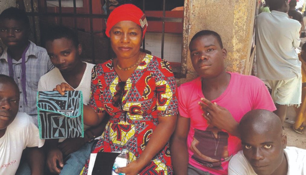 Florence Ngo Hongla en séance de travail avec des mineurs du centre de détention de Yaoundé. / ©EMINED