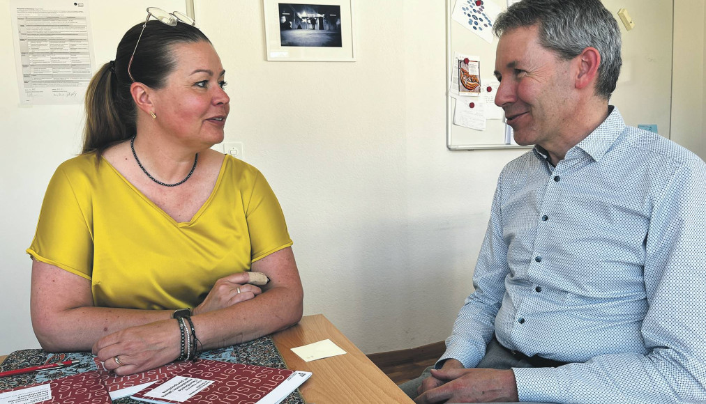 En dix ans, le CSIS – ici Mallory Schneuwly Purdie et Hansjörg Schmid – a développé une approche à l’écoute des besoins de terrain, faisant dialoguer la recherche avec les acteurs concernés et le reste de la société. / ©Camille Andres