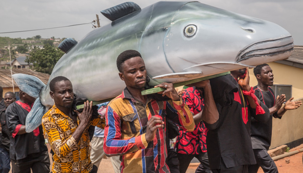 ©Regula Tschumi ©Regula Tschumi / Procession funèbre Ga, au Ghana. Les hommes portent le cercueil jusqu'au cimetière.