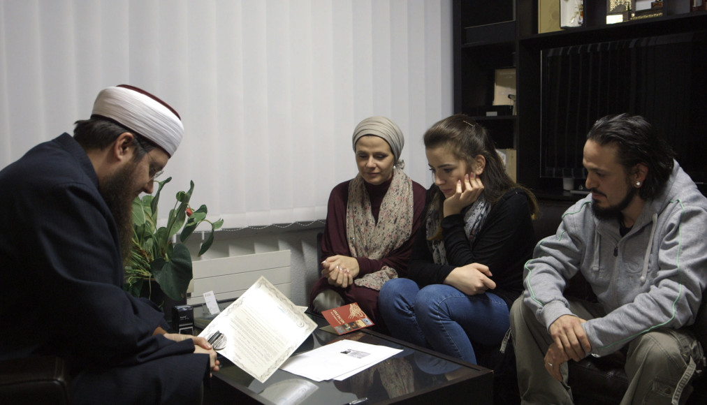 Scène-clé du film, la conversion de Gioia, entourée de sa mère Myriam et de Franco, le mari de celle-ci, chez l'imam Nicolas Blancho, président du Conseil central islamique suisse. Scène-clé du film, la conversion de Gioia, entourée de sa mère Myriam et de Franco, le mari de celle-ci, chez l'imam Nicolas Blancho, président du Conseil central islamique suisse. / © First Hand Films