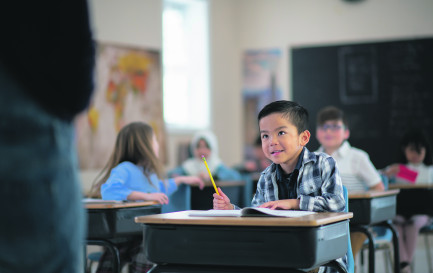 Deux « cadrages » de la religion coexistent dans les écoles romandes : d’un côté celui qui la définit comme un fait social, de l’autre celui qui l’envisage comme un élément apportant du sens. / Elève attentif en classe © iStock
