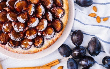 Le gâteau aux pruneaux partagé nous dit que le jeûne ne mène pas au vide, mais à la rencontre. Le gâteau aux pruneaux partagé nous dit que le jeûne ne mène pas au vide, mais à la rencontre. / ©iStock/ollinka